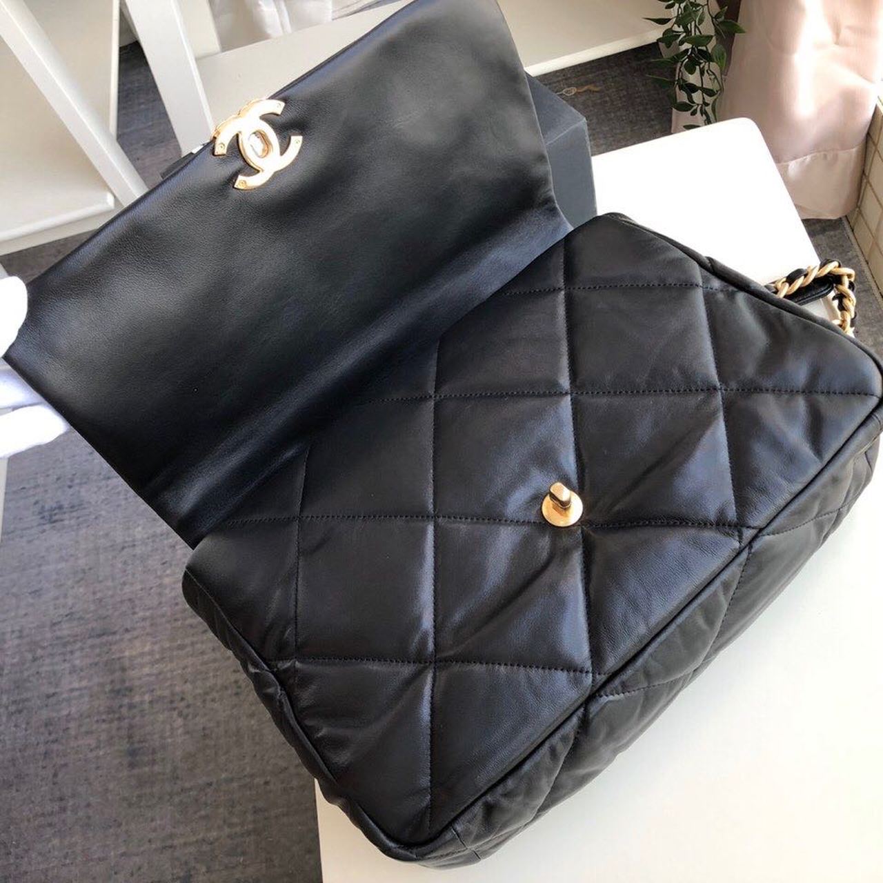 CHL 19 Maxi Handbag Black For Women, Women’s Bags, Shoulder And Crossbody Bags 14in/36cm AS1162 B04852 94305