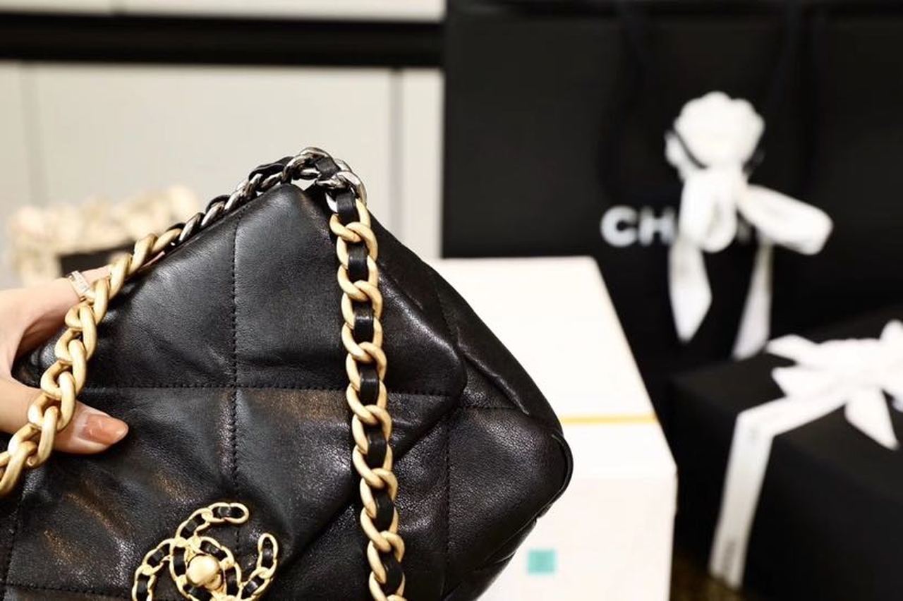 CHL 19 Handbag 26cm Black For Women AS1160 B04852 94305