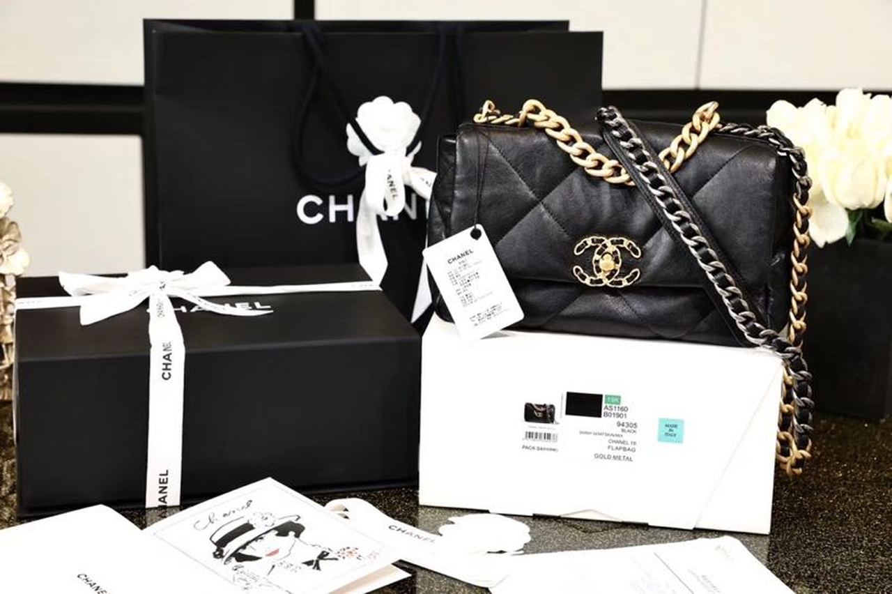 CHL 19 Handbag 26cm Black For Women AS1160 B04852 94305