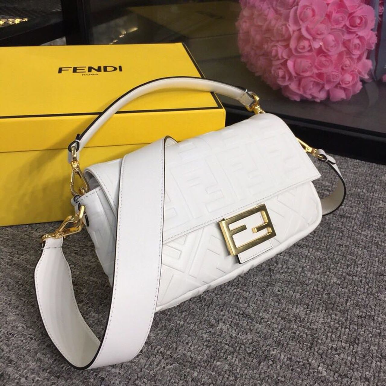 FI Baguette Nappa White For Women, Women’s Handbags, Shoulder And Crossbody Bags 10.6in/27cm FF 8BR600A72VF15AO