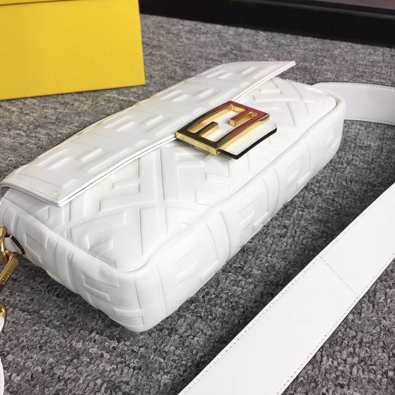 FI Baguette Nappa White For Women, Women’s Handbags, Shoulder And Crossbody Bags 10.6in/27cm FF 8BR600A72VF15AO