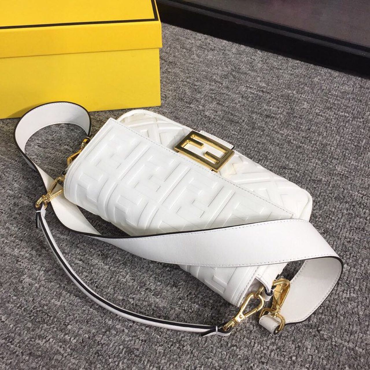 FI Baguette Nappa White For Women, Women’s Handbags, Shoulder And Crossbody Bags 10.6in/27cm FF 8BR600A72VF15AO