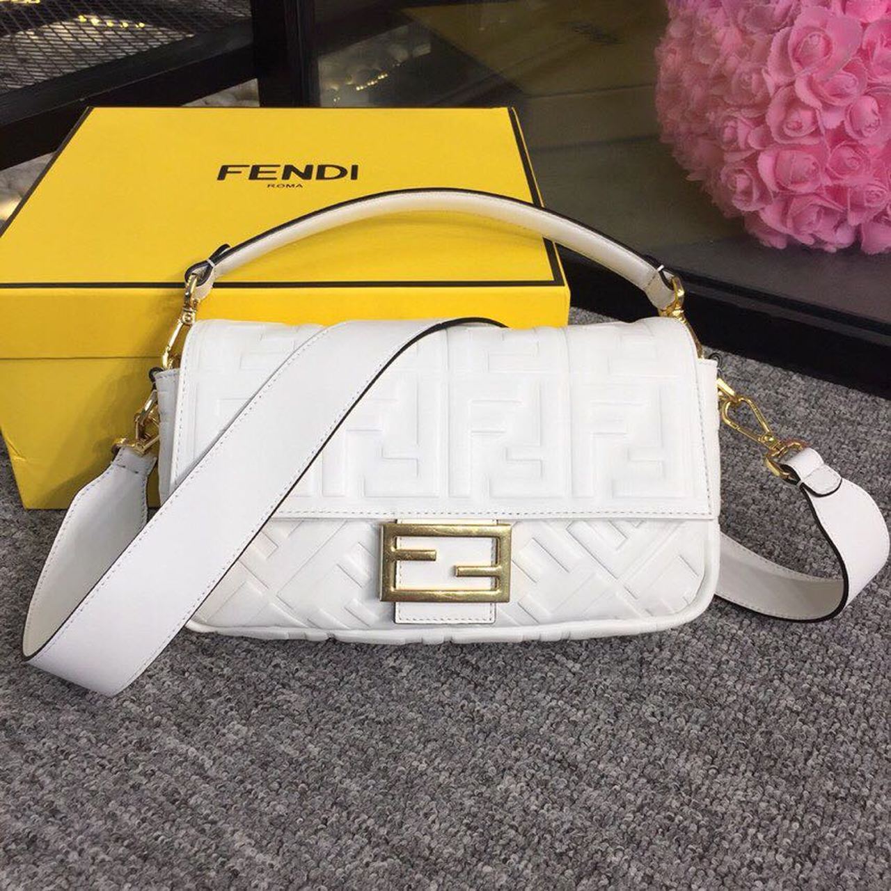 FI Baguette Nappa White For Women, Women’s Handbags, Shoulder And Crossbody Bags 10.6in/27cm FF 8BR600A72VF15AO