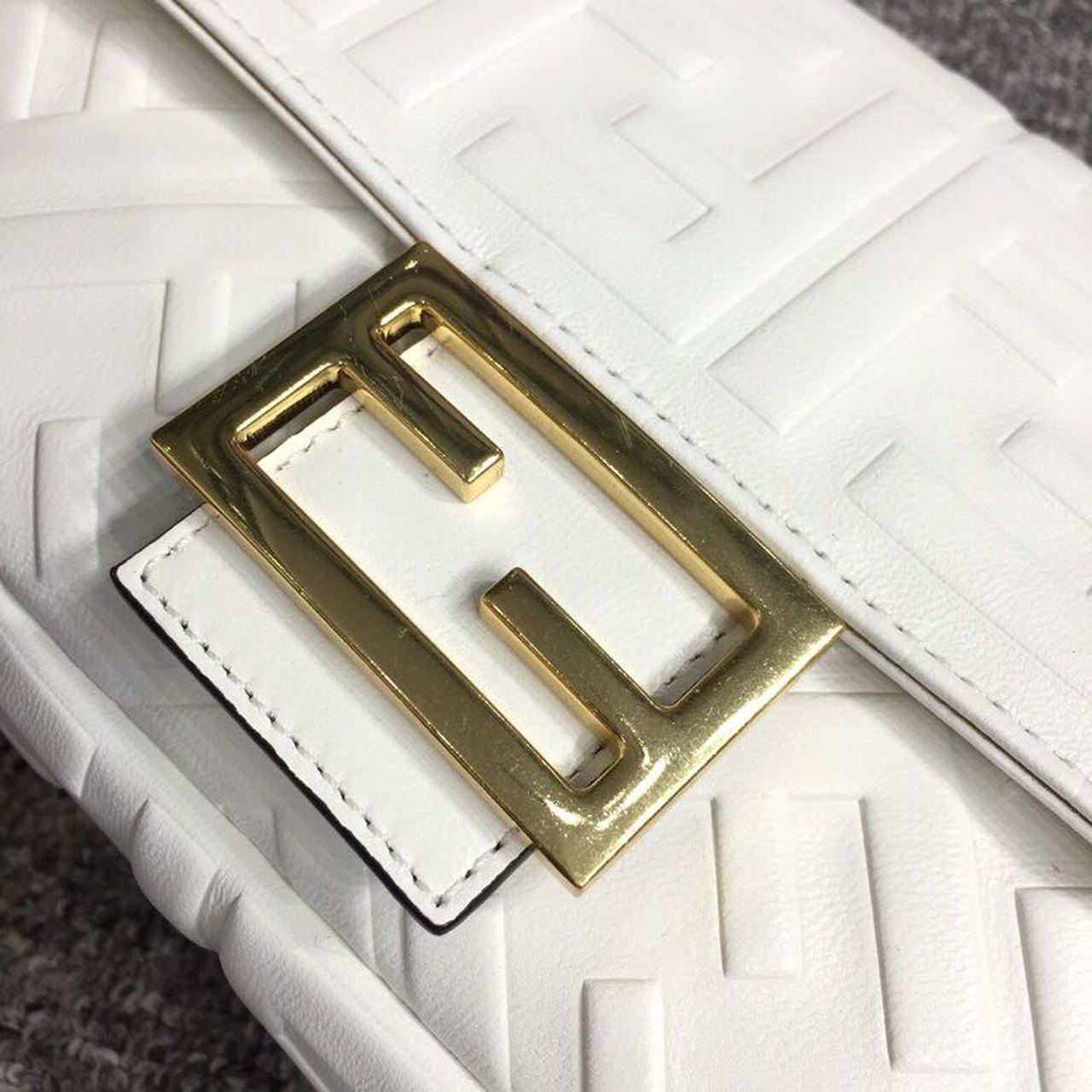 FI Baguette Nappa White For Women, Women’s Handbags, Shoulder And Crossbody Bags 10.6in/27cm FF 8BR600A72VF15AO