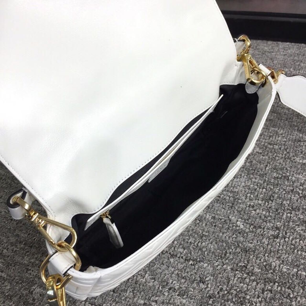 FI Baguette Nappa White For Women, Women’s Handbags, Shoulder And Crossbody Bags 10.6in/27cm FF 8BR600A72VF15AO
