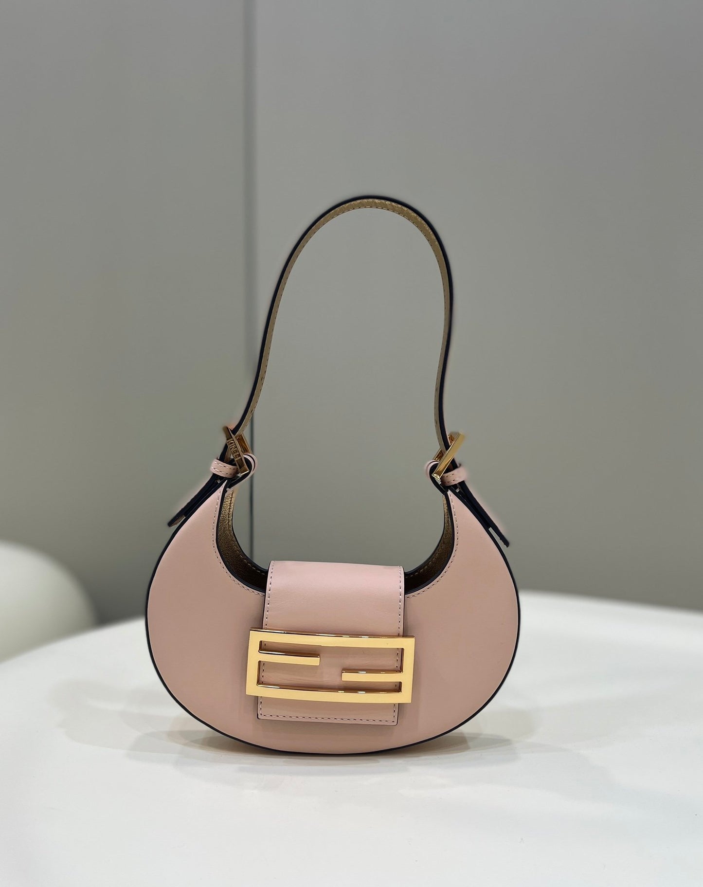 FI Cookie Pale Pink For Women, Women’s Handbags, Shoulder Bags 7.4in/19cm Pink FF 8BS065AAIWF14N1