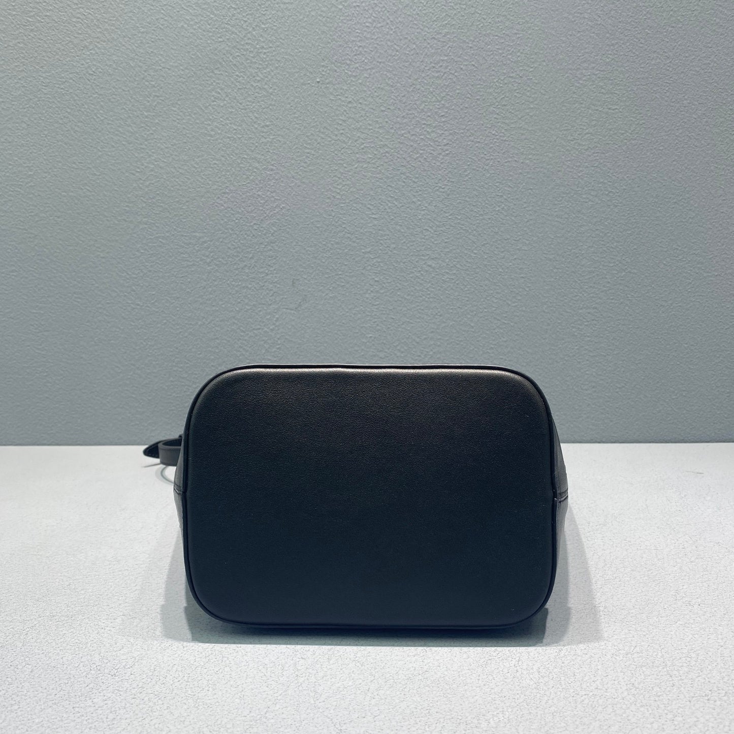 CE Small Bucket Cuir Triomphe Black For Women 9in/22cm 198243DU3.38NO