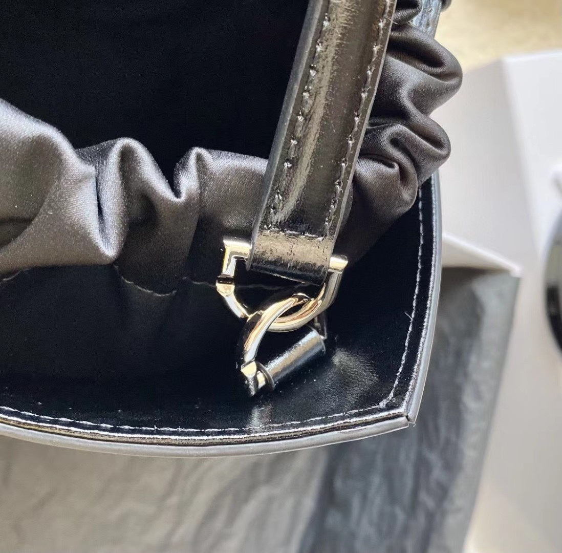 gv Mini Cut Out Bucket Bag Black For Women, Handbags, Shoulder Bags 6.3in/16cm GVC BB50NRB1GV-001