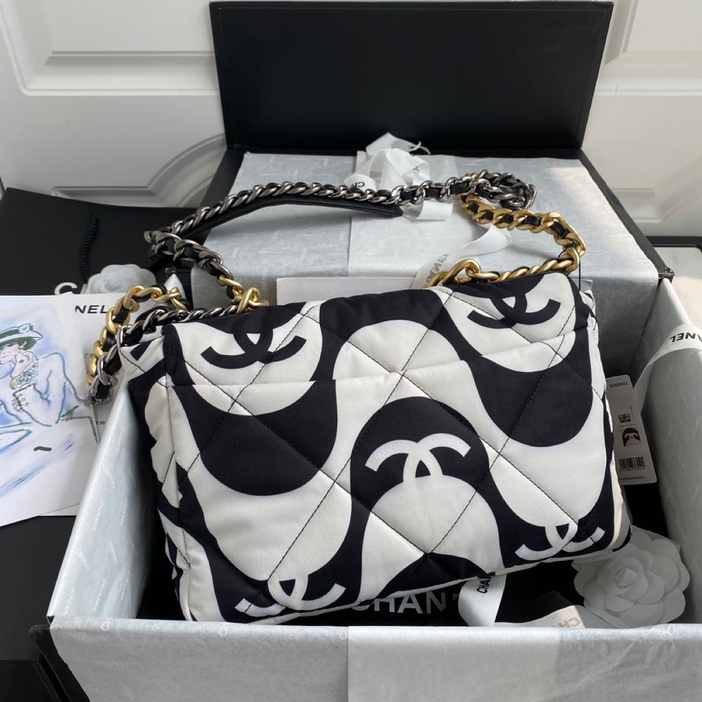 CHL 19 Large Flap Bag White/Black For Women, Women’s Bags, Shoulder And Crossbody Bags 10.2in/26cm AS1161 B05179 NB405