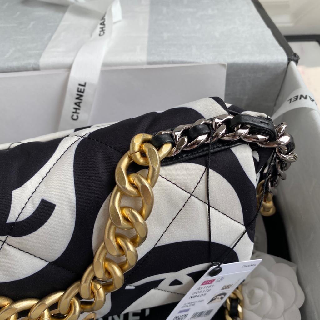 CHL 19 Large Flap Bag White/Black For Women, Women’s Bags, Shoulder And Crossbody Bags 10.2in/26cm AS1161 B05179 NB405