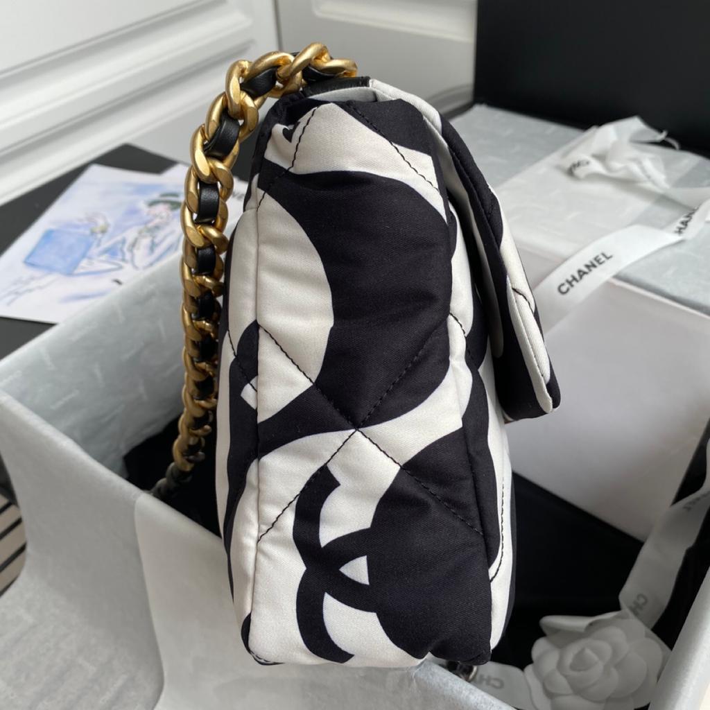 CHL 19 Large Flap Bag White/Black For Women, Women’s Bags, Shoulder And Crossbody Bags 10.2in/26cm AS1161 B05179 NB405