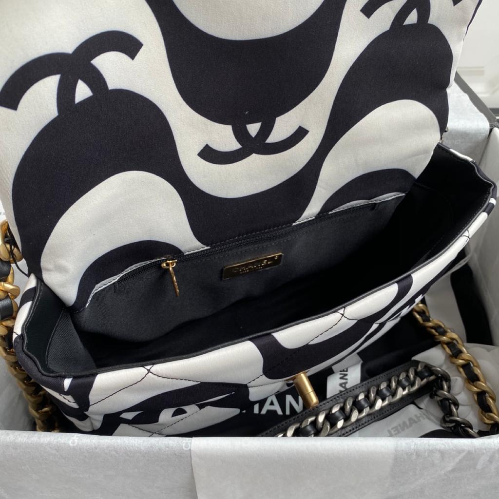 CHL 19 Large Flap Bag White/Black For Women, Women’s Bags, Shoulder And Crossbody Bags 10.2in/26cm AS1161 B05179 NB405