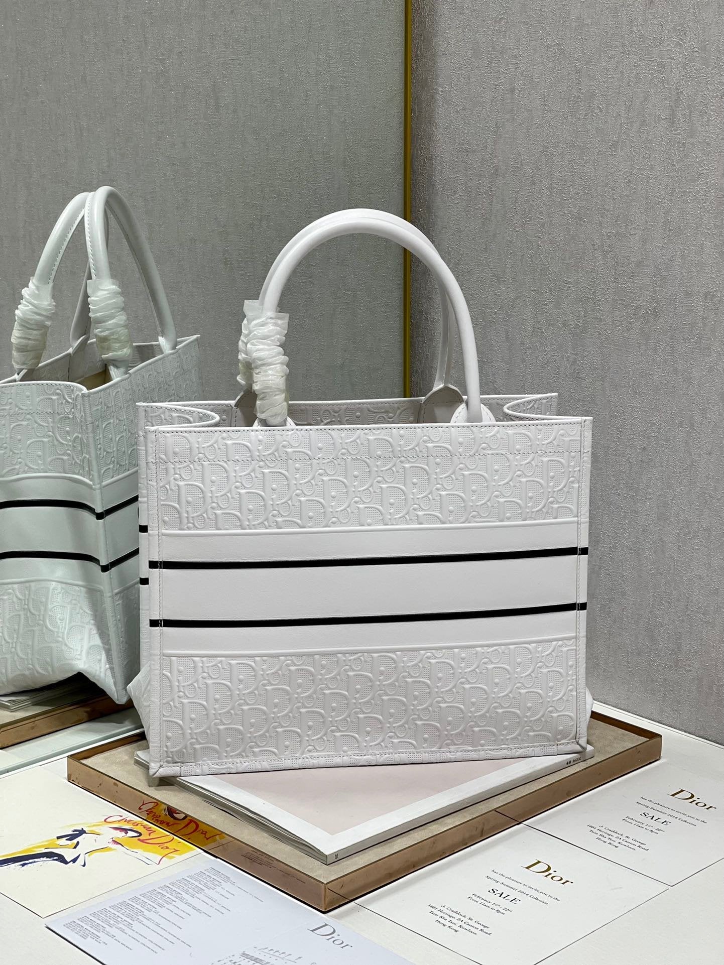 DI Medium Book Tote White, For Women, Women’s Handbags 14in/36cm CD