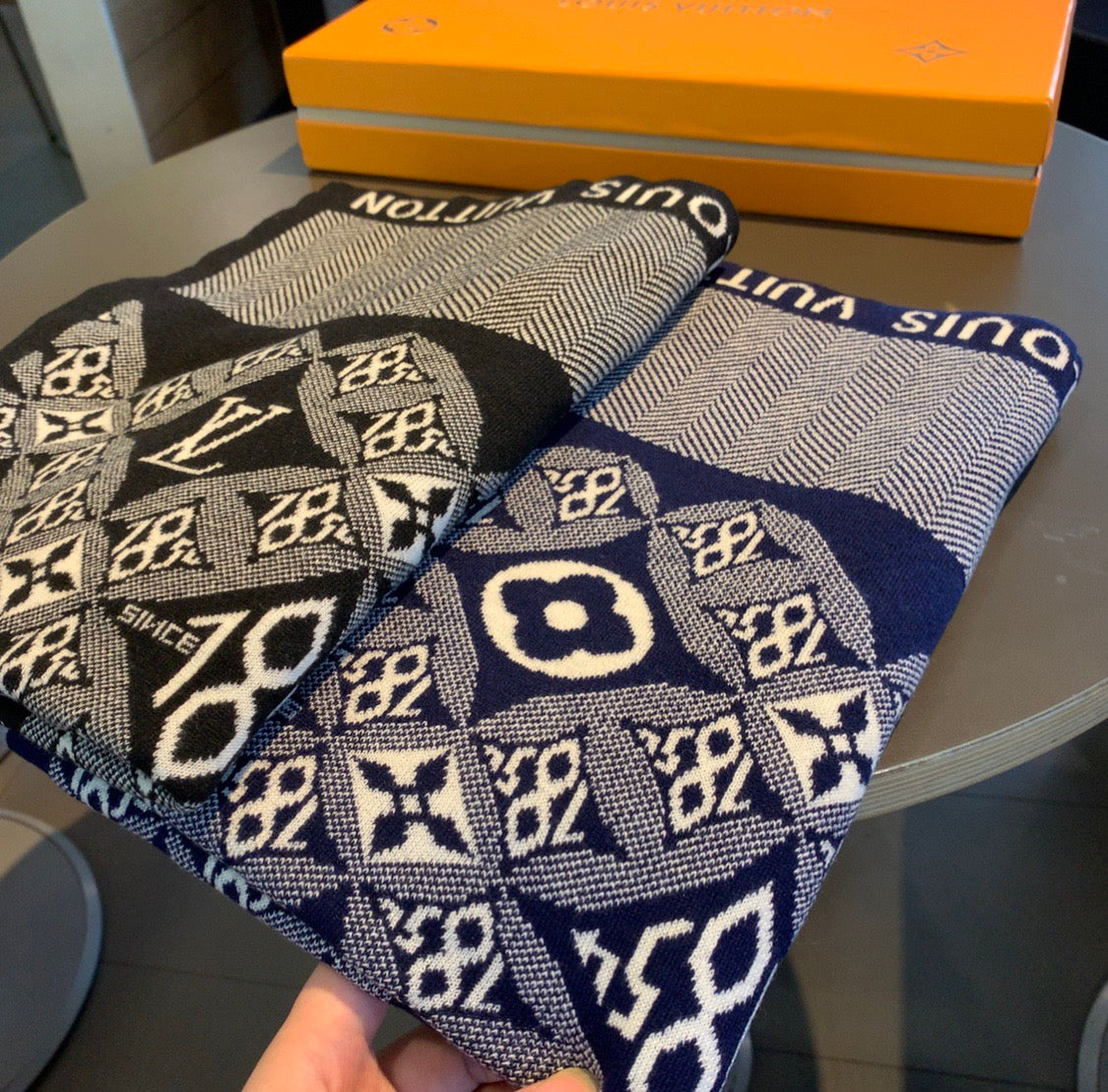 VL - Luxury Edition LUV Scarf 008