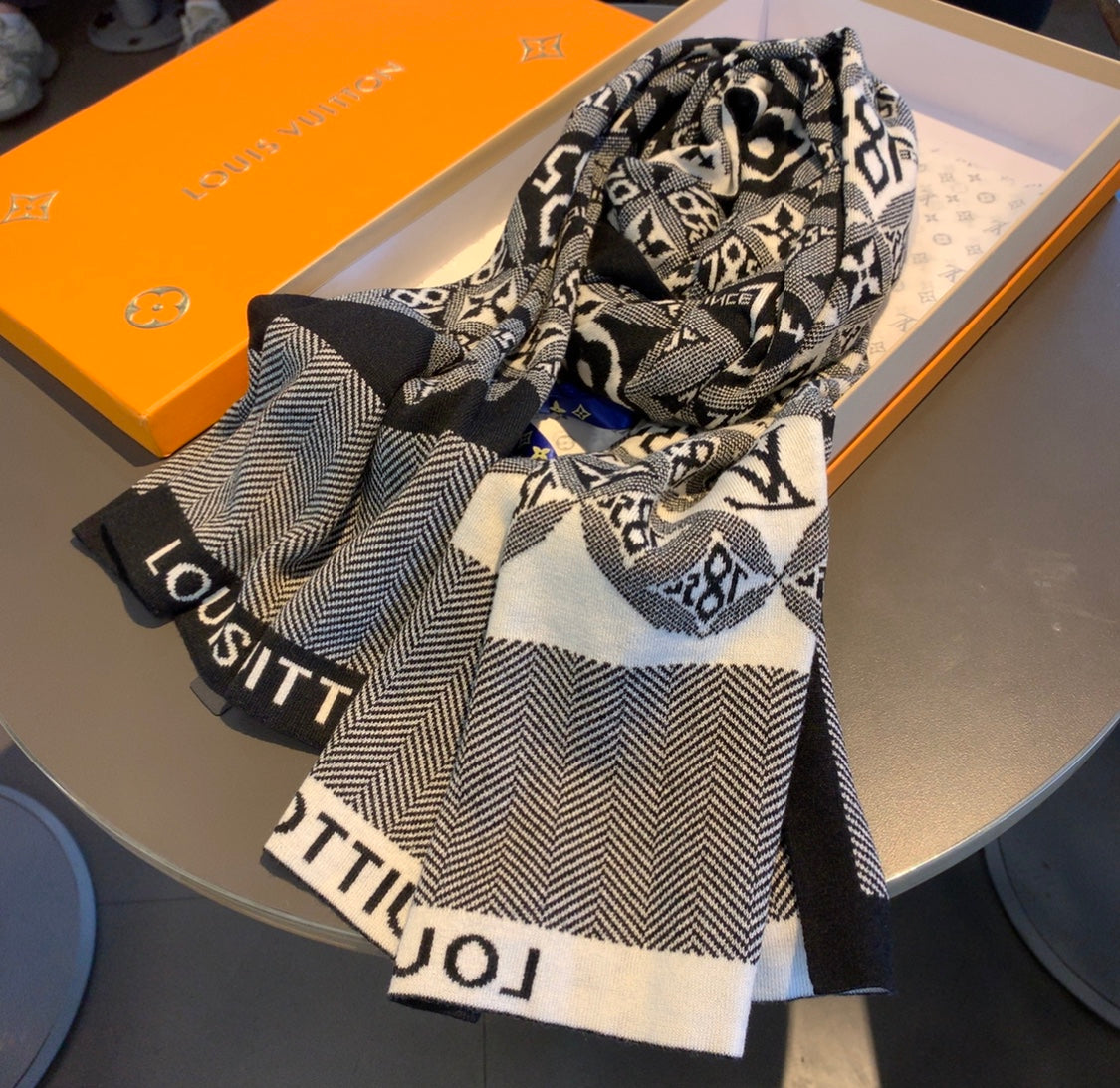 VL - Luxury Edition LUV Scarf 008