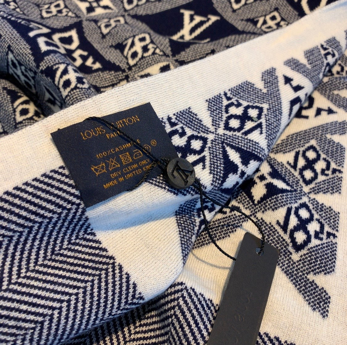VL - Luxury Edition LUV Scarf 009