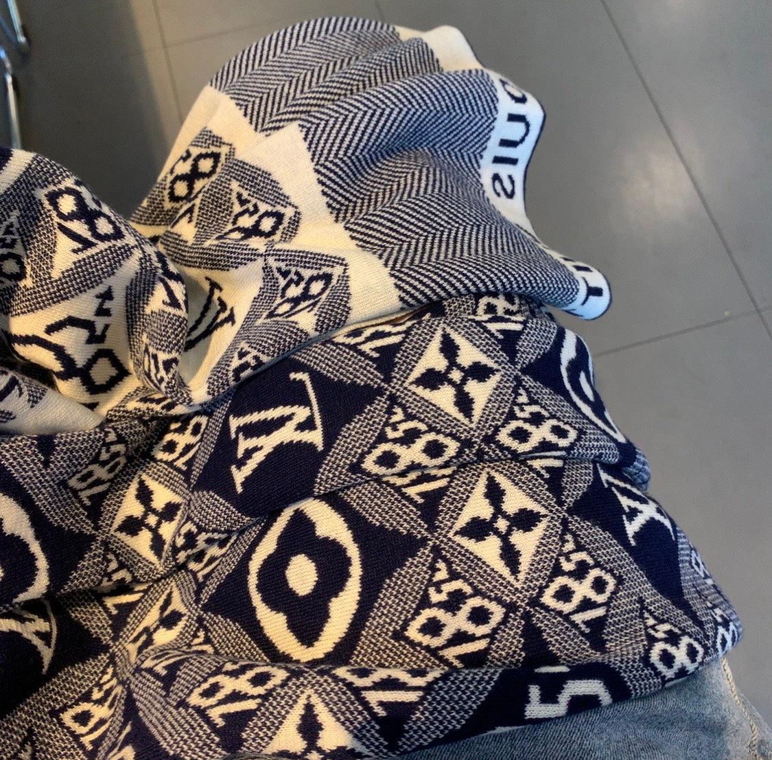 VL - Luxury Edition LUV Scarf 009