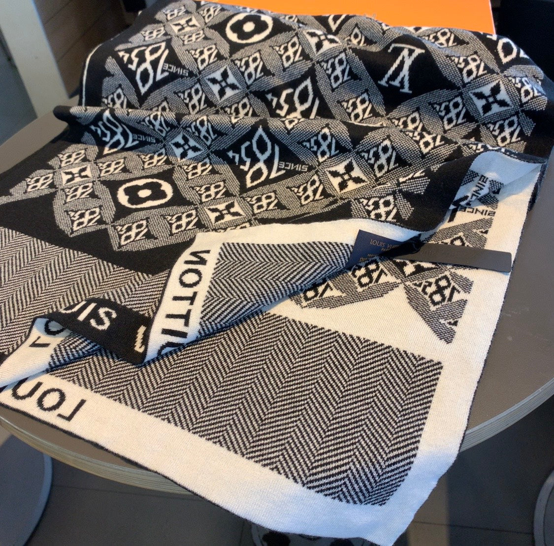 VL - Luxury Edition LUV Scarf 008