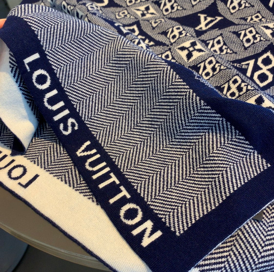 VL - Luxury Edition LUV Scarf 009