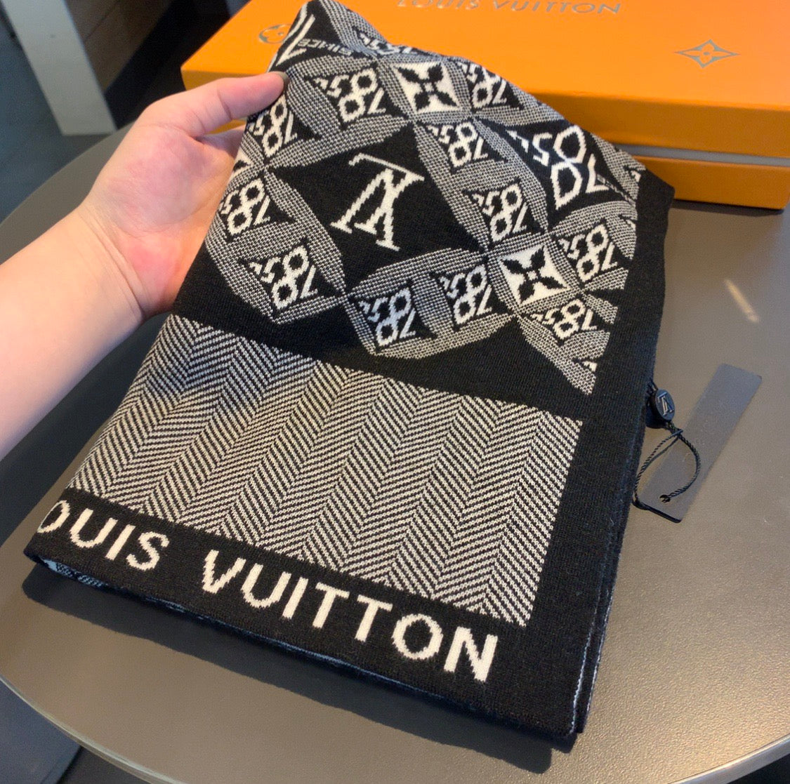 VL - Luxury Edition LUV Scarf 008