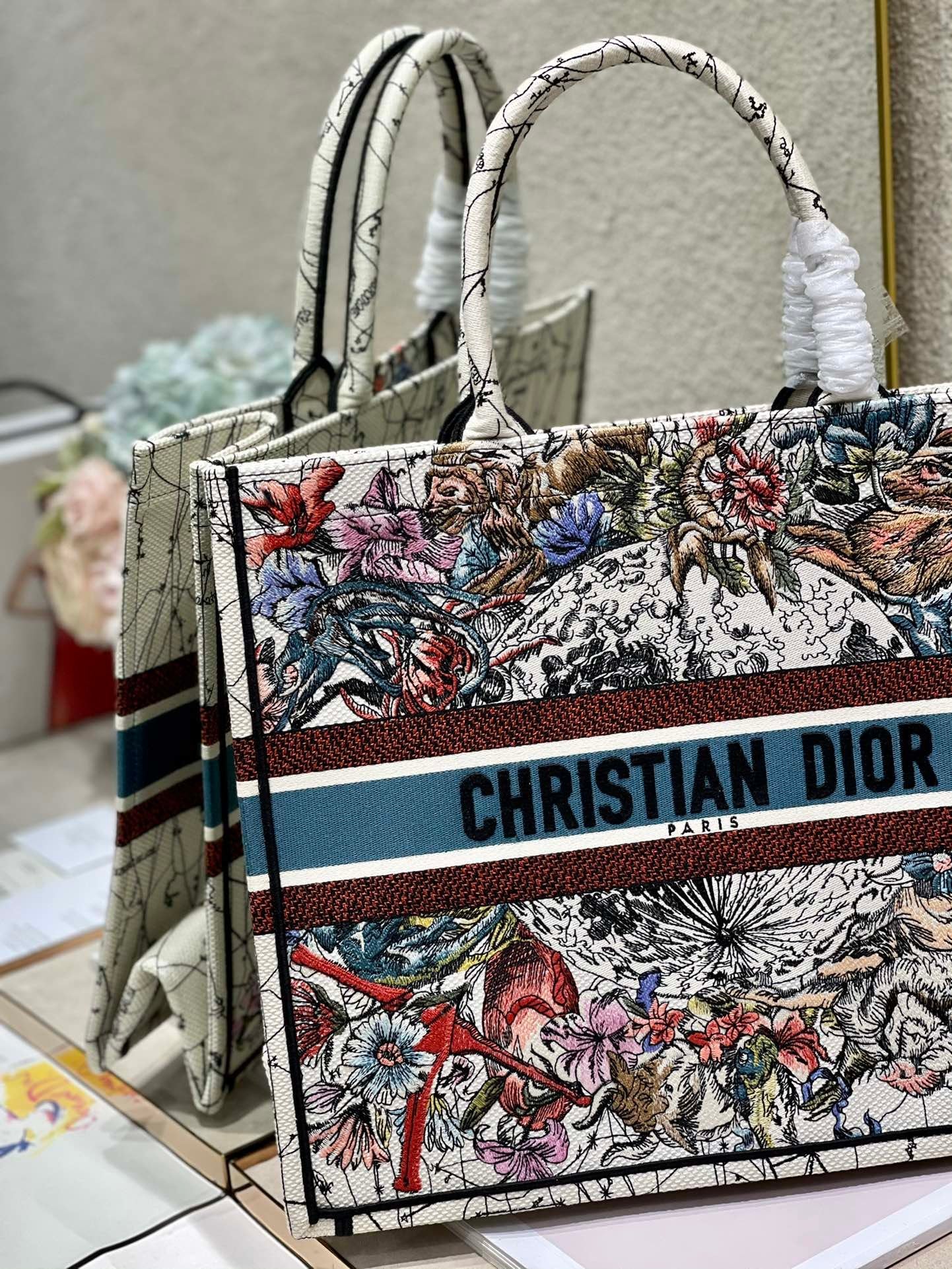 DI Large Book Tote Latte Multicolor Zodiac Embroidery, Latte Multicolor, For Women Women’s Handbags, Shoulder Bags, 42cm CD M1286ZRHP_M941