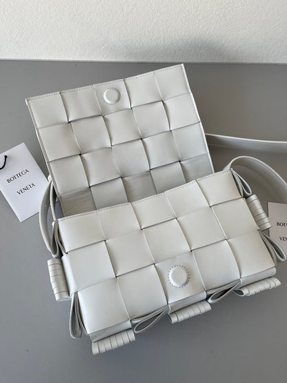 BV Cassette White, For Women, Bags 9.1in/23cm 680698V1G719009