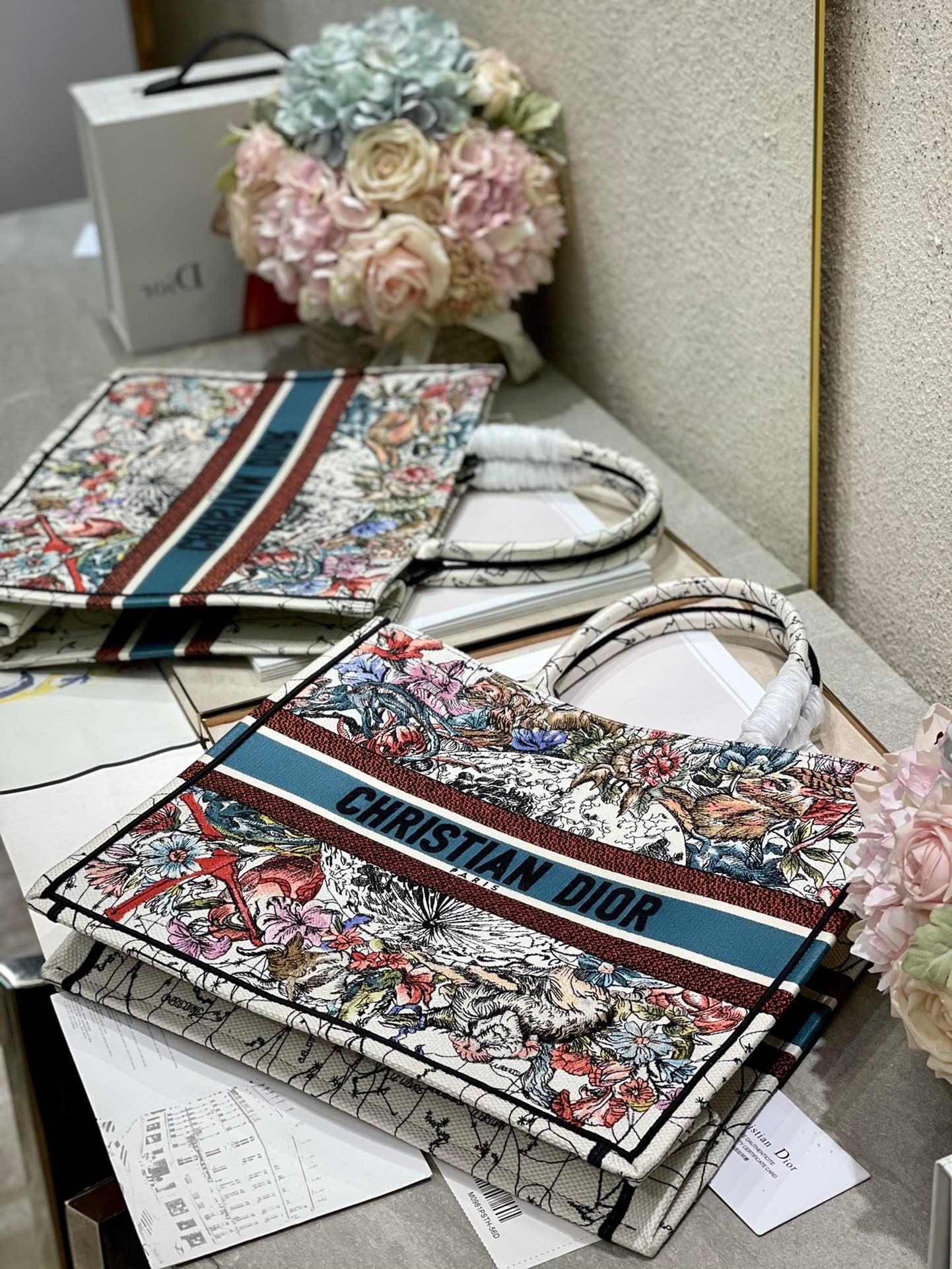 DI Large Book Tote Latte Multicolor Zodiac Embroidery, Latte Multicolor, For Women Women’s Handbags, Shoulder Bags, 42cm CD M1286ZRHP_M941