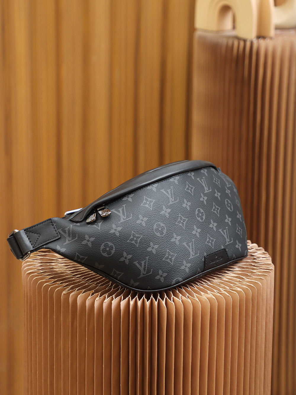 LV Discovery Bumbag PM Monogram Eclipse Canvas For Men, Bags, Belt Bags 17.3in/44cm LV M46035