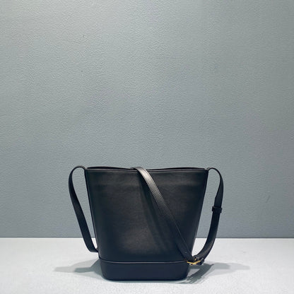 CE Small Bucket Cuir Triomphe Black For Women 9in/22cm 198243DU3.38NO