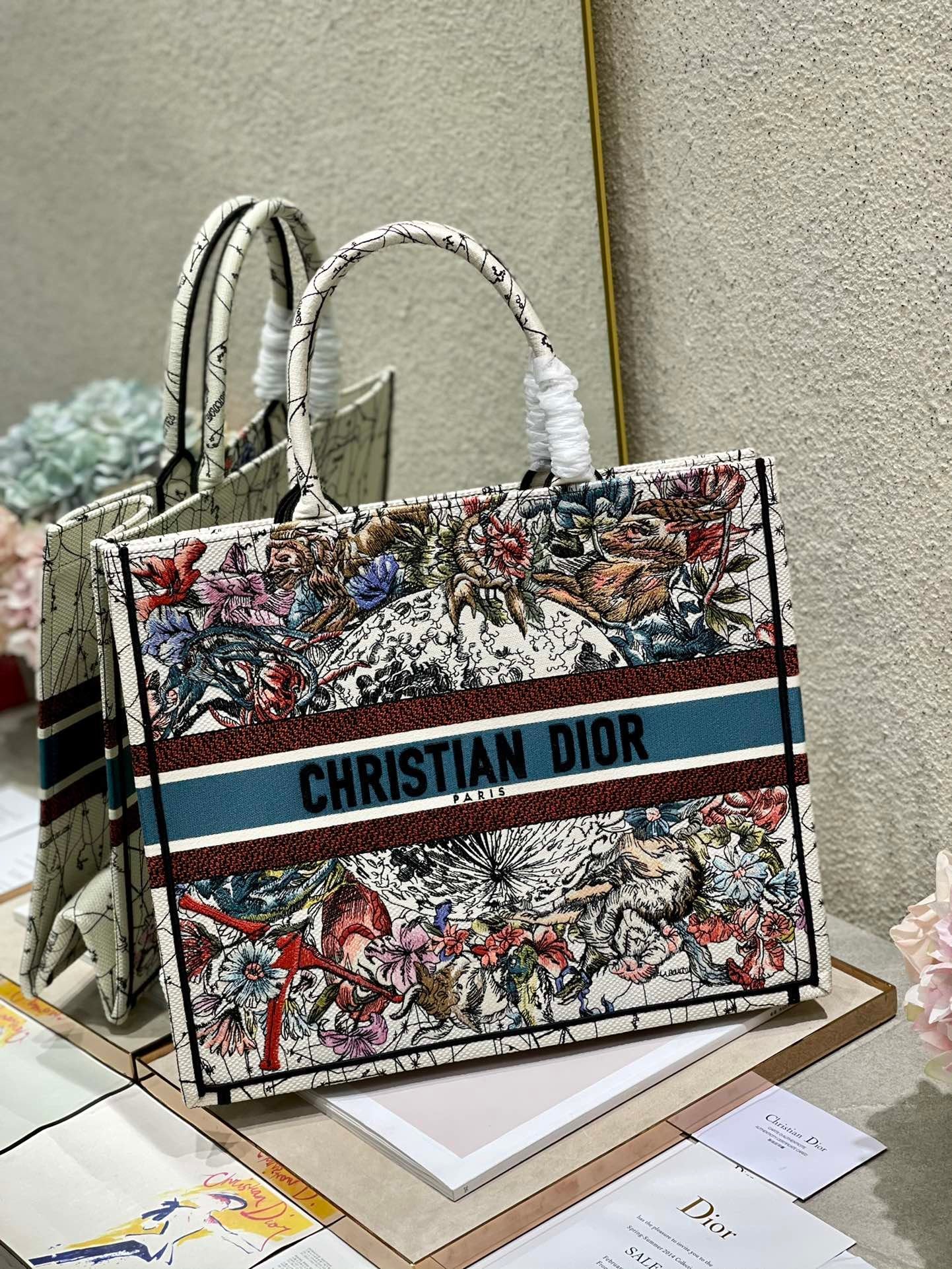 DI Large Book Tote Latte Multicolor Zodiac Embroidery, Latte Multicolor, For Women Women’s Handbags, Shoulder Bags, 42cm CD M1286ZRHP_M941