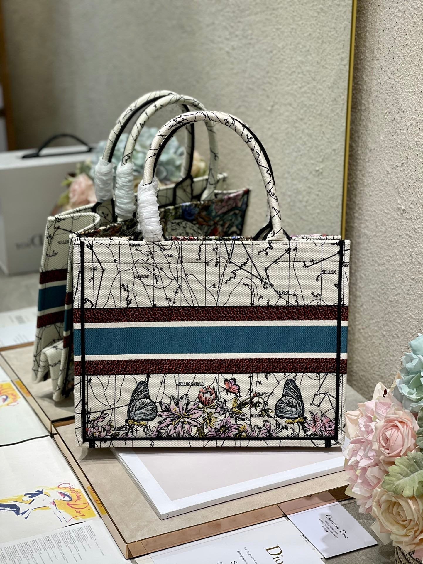 DI Medium Book Tote Latte Multicolor Zodiac Embroidery, Latte Multicolor, For Women Women’s Handbags, Shoulder Bags, 36cm CD