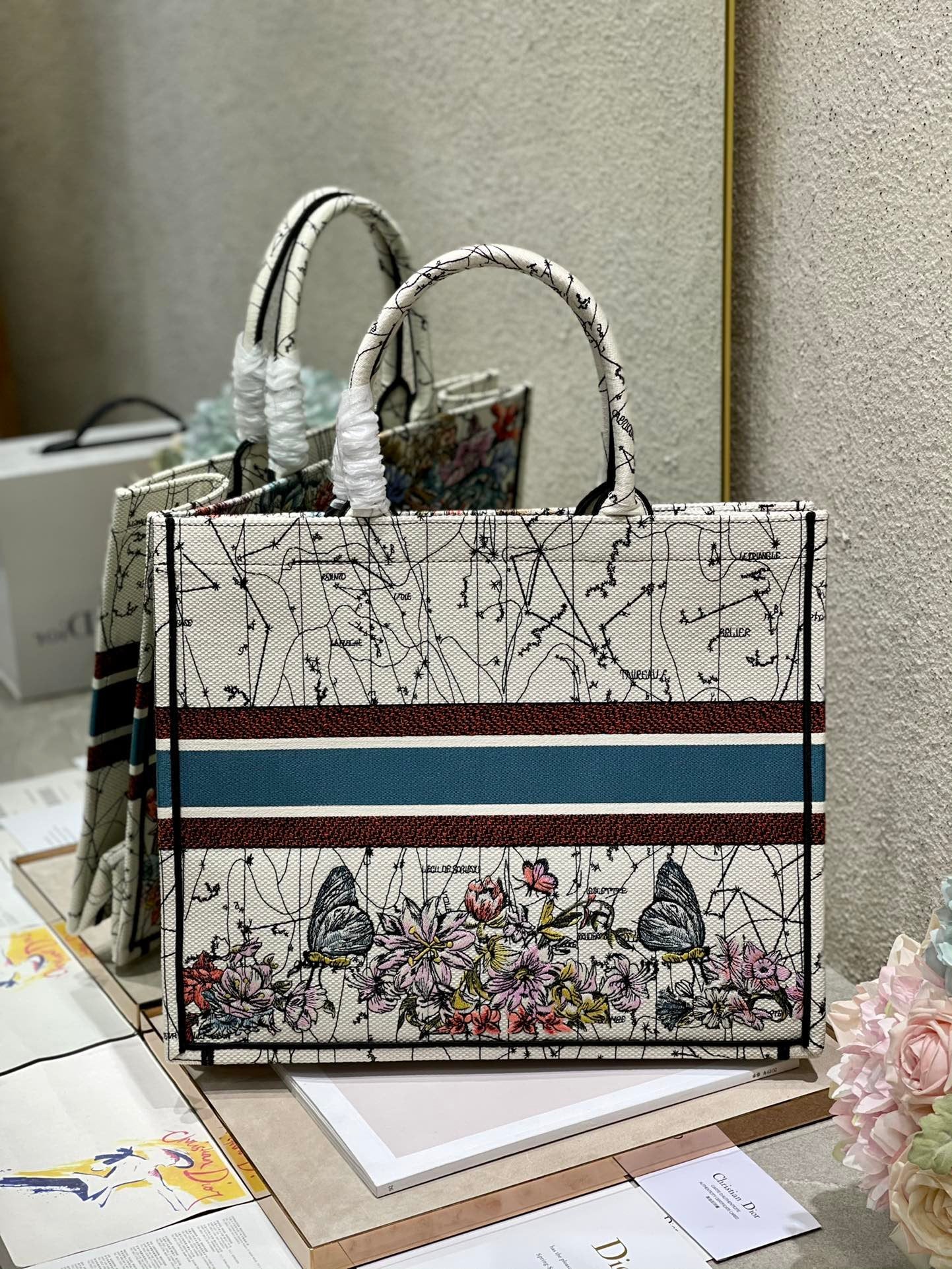 DI Large Book Tote Latte Multicolor Zodiac Embroidery, Latte Multicolor, For Women Women’s Handbags, Shoulder Bags, 42cm CD M1286ZRHP_M941