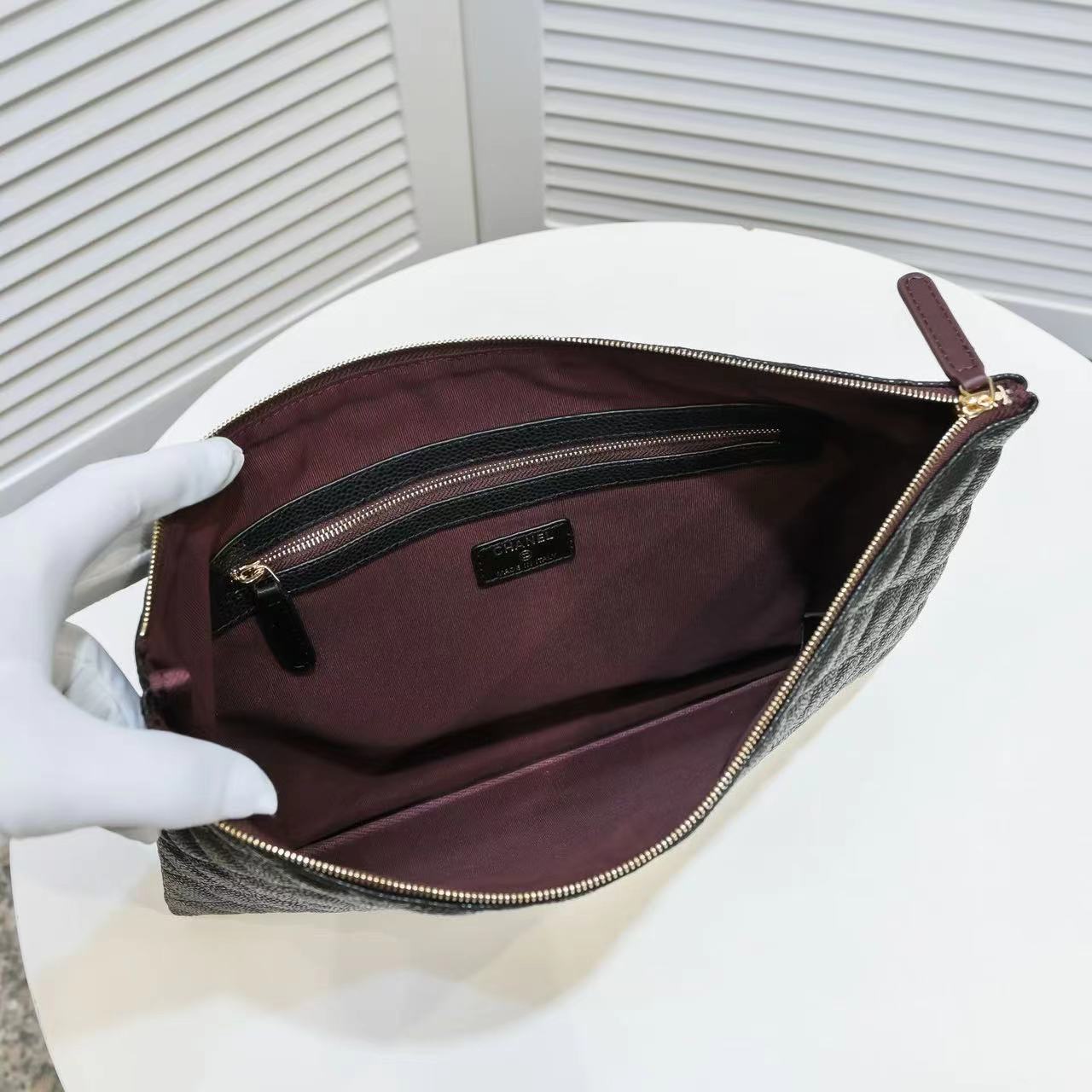 CHL POUCH CLASSIC BLACK LEATHER CLUTCH A82545