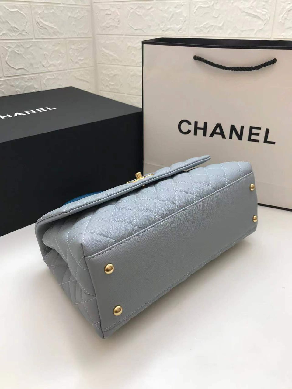 CHL LARGE FLAP BAG WITH TOP HANDLE LIGHT GREY