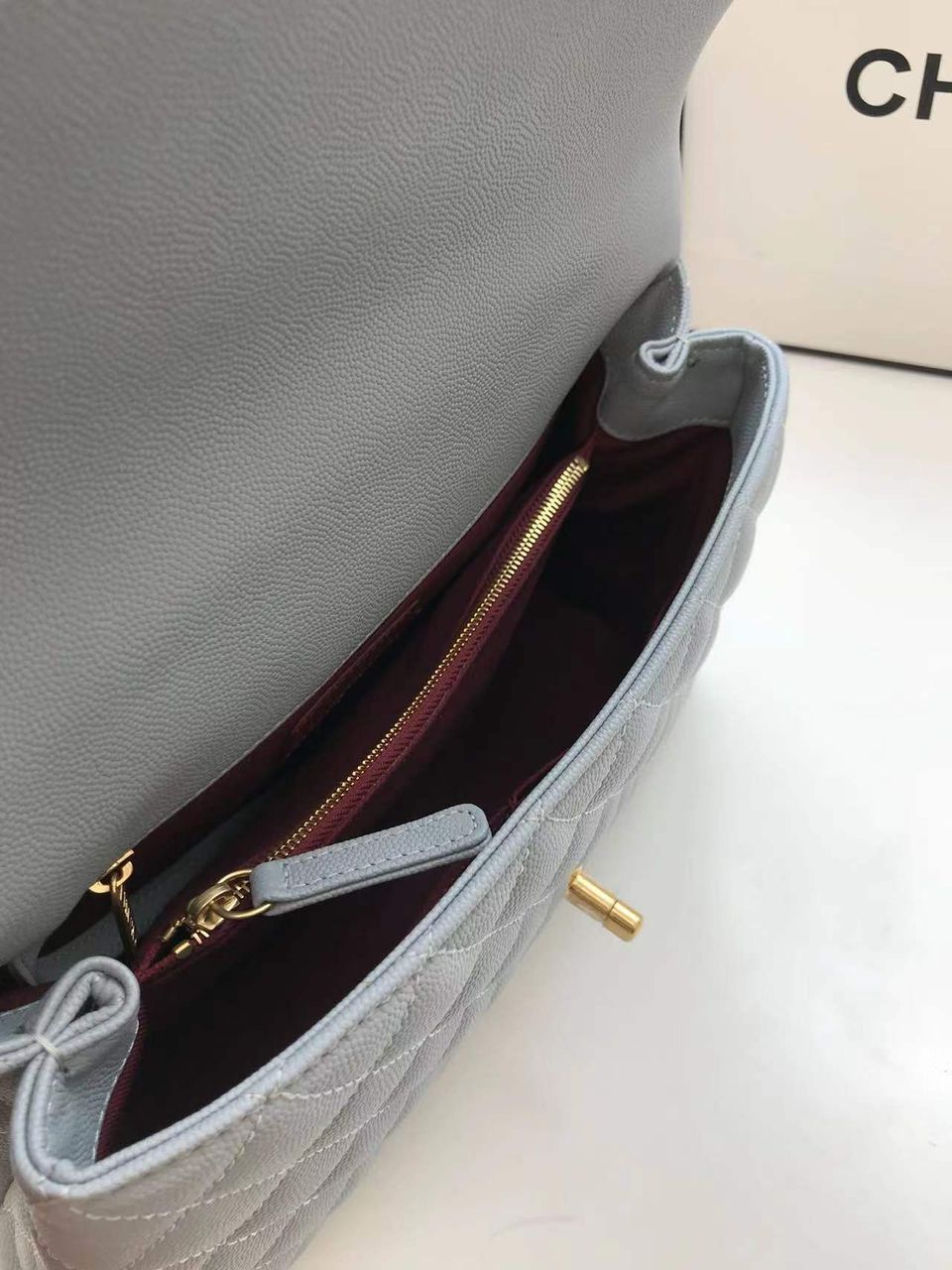 CHL LARGE FLAP BAG WITH TOP HANDLE LIGHT GREY