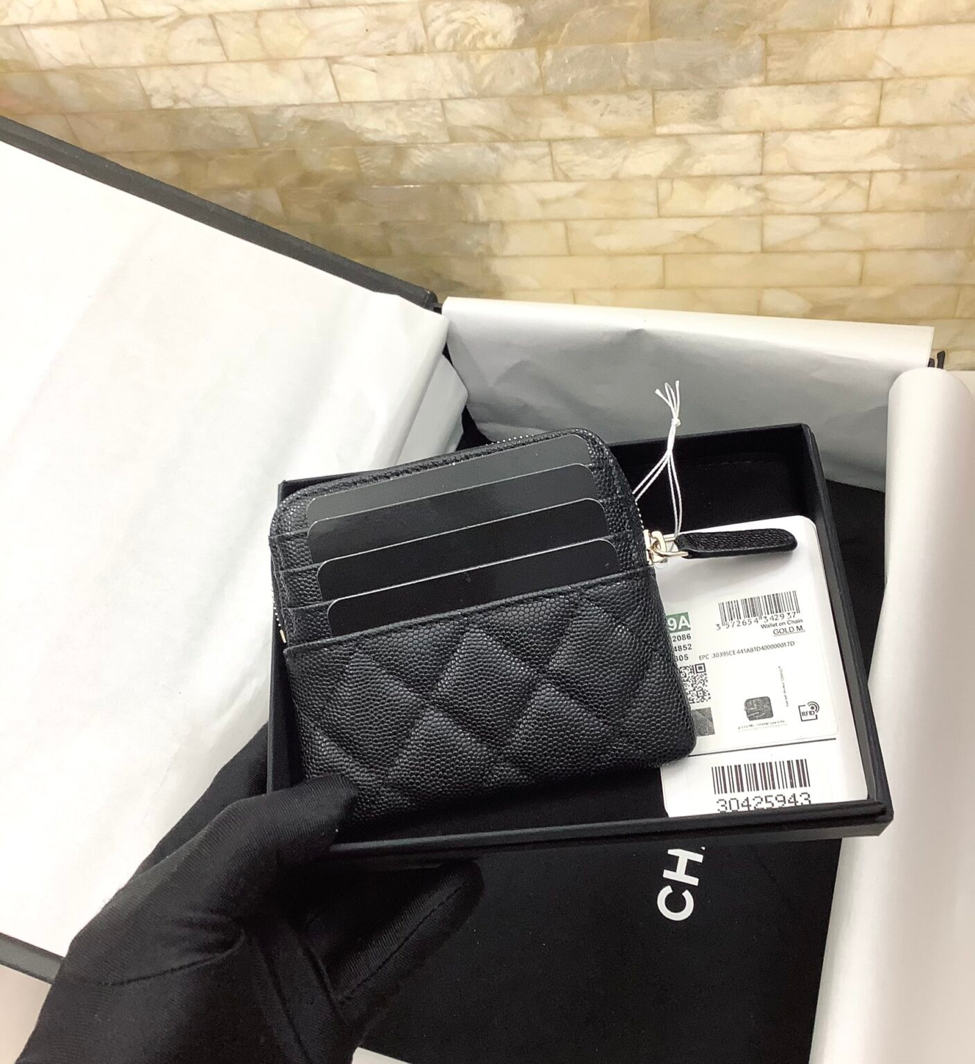 CHL CAVIAR QUILTED ZIP CARD HOLDER BLACK WALLET