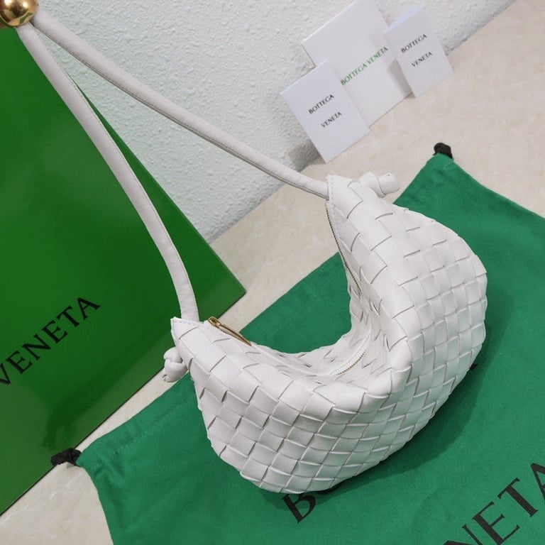BOTTEGA VENETA MEDIUM TURN POUCH IN INTRECCIATO WHITE LEATHER
