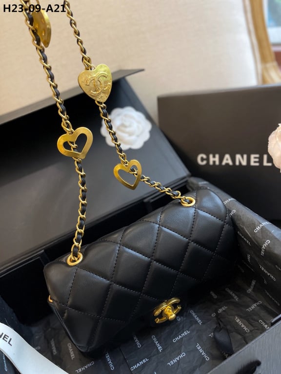 CHL FLAP BAG WITH HEART CC CHARM BLACK 20CM