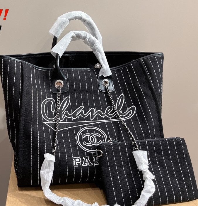 CHL 38CM BLACK WHITE LARGE SHOPPING BAG A66941 B10404 NN102