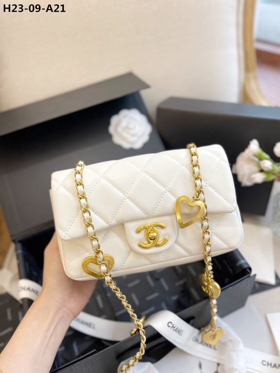 CHL FLAP BAG WITH HEART CC CHARM WHITE 20CM