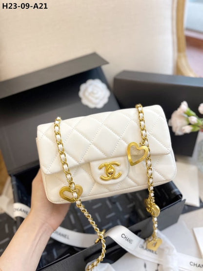 CHL FLAP BAG WITH HEART CC CHARM WHITE 20CM