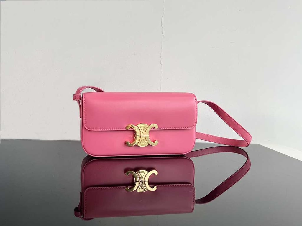 CE TRIOMPHE SHOULDER BAG IN SHINY CALFSKIN PINK
