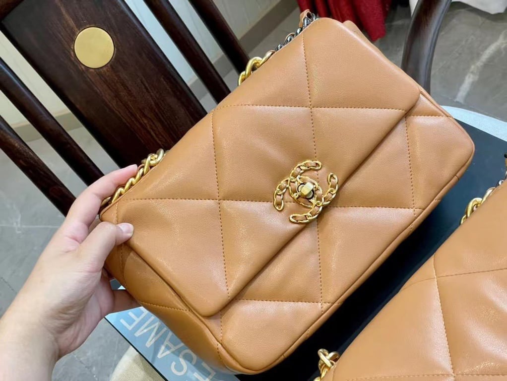 CHL LAMBSKIN QUILTED MEDIUM 19 FLAP CARAMEL 25CM