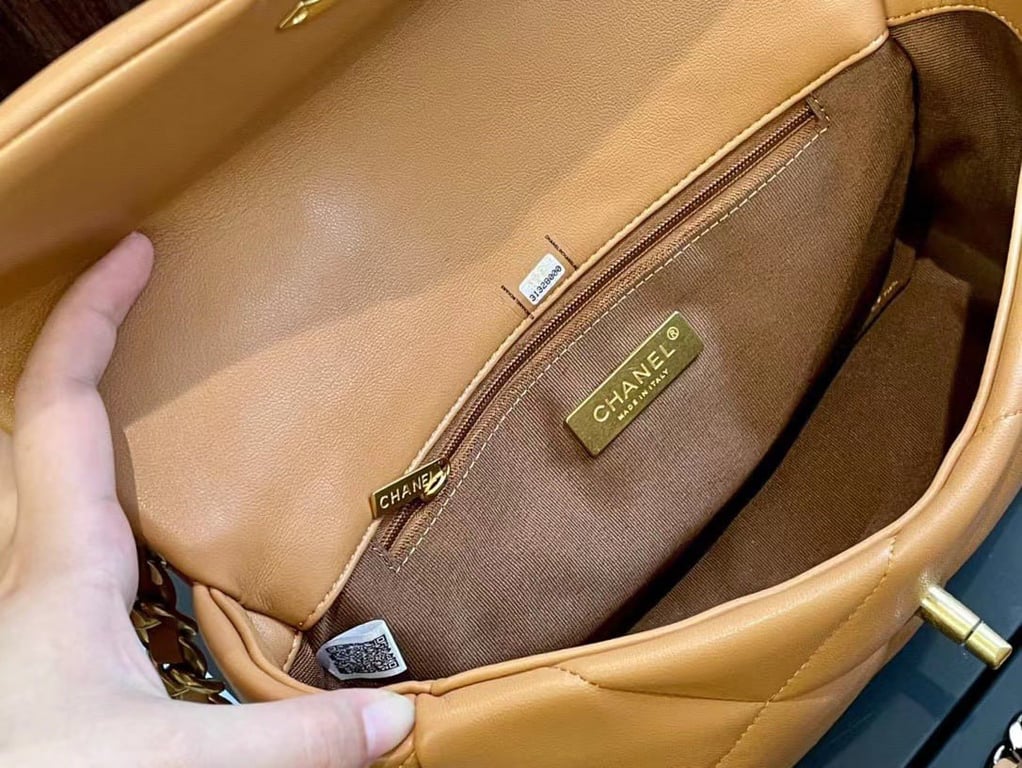 CHL LAMBSKIN QUILTED MEDIUM 19 FLAP CARAMEL 25CM