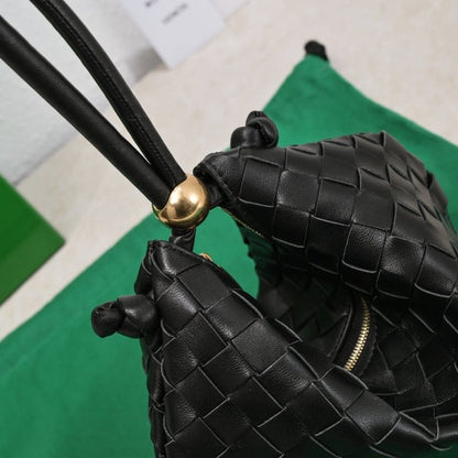 BOTTEGA VENETA MEDIUM TURN POUCH IN INTRECCIATO BLACK LEATHER