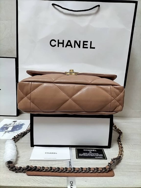 CHL LAMBSKIN QUILTED MEDIUM 19 FLAP CARAMEL 30CM
