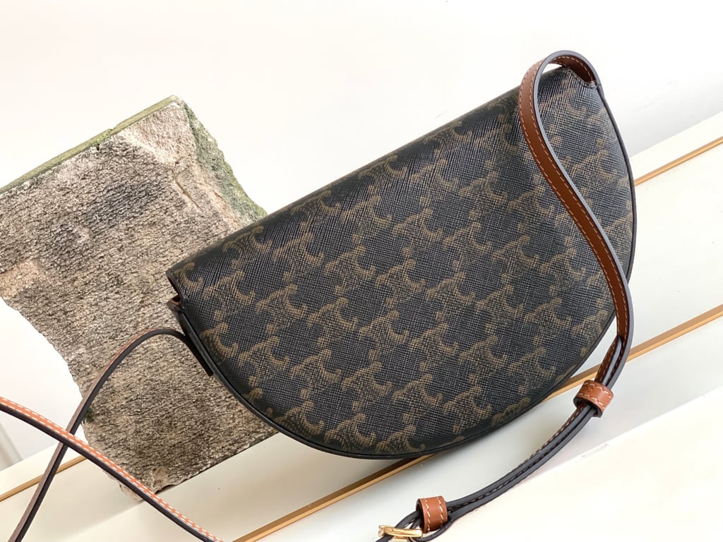 CE BAG BESACE CUIR TRIOMPHE IN TRIOMPHE CANVAS AND CALFSKIN TAN