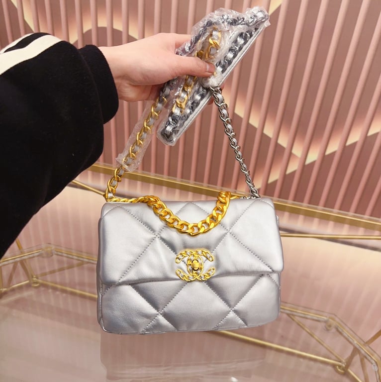 CHL 19 FLAP BAG IN SILVER LAMBSKIN 25CM