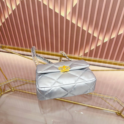CHL 19 FLAP BAG IN SILVER LAMBSKIN 25CM