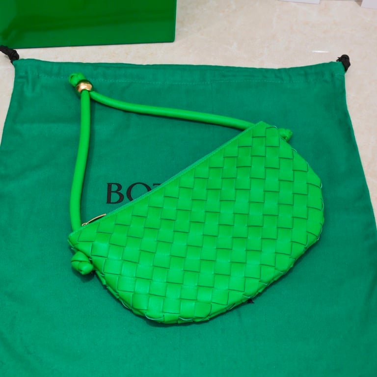 BOTTEGA VENETA MEDIUM TURN POUCH IN INTRECCIATO PARAKEET LEATHER